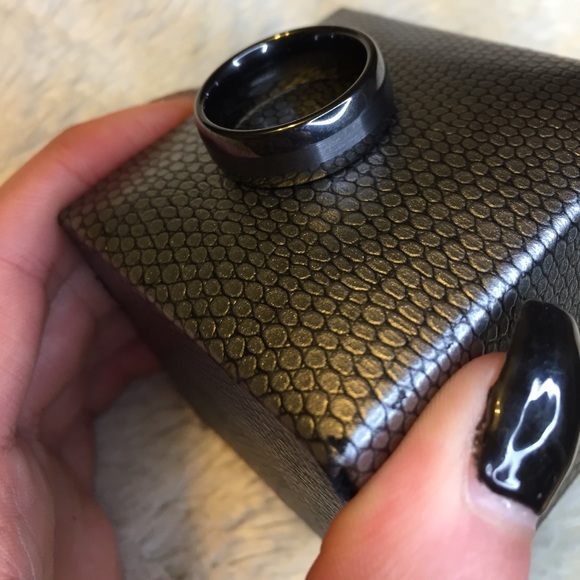 Men’s wedding band - Picture 2 of 4